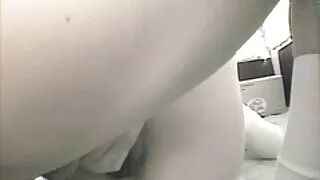 পেপারিং ব্লন্ড বেবকে ...