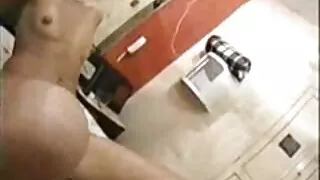 সরু স্বর্ণকেশী কিশোর ...
