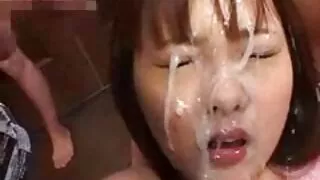 কমনীয় স্বর্ণকেশী গা ...